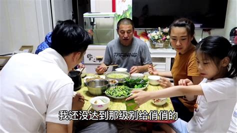 老妈给全家做晚饭 家人桌上吃得香 最后端来一碗给谁开的小灶？ Youtube