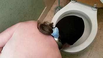 F humillación en el WC pissotière esclavo y limpiador XVIDEOS