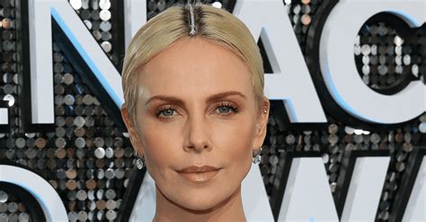 Charlize Theron Llevó El Peinado Más Popular De La Alfombra Roja En Los