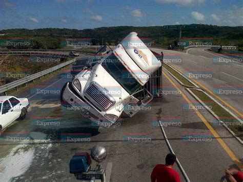 Vuelca tráiler cargado con cerdos El Expreso de Campeche