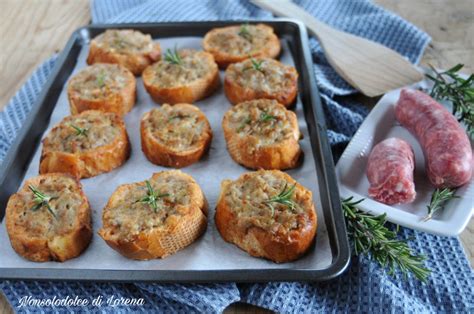 CROSTINI DI PANE CON SALSICCIA E STRACCHINO