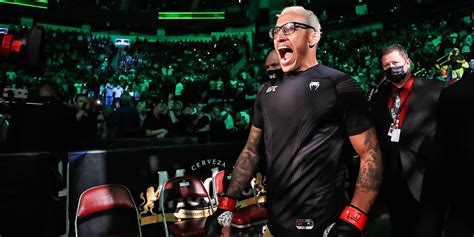 Charles Oliveira Cant See Perfectly Inside The Cage It Isnt Stopping