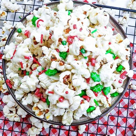 Easy White Chocolate Christmas Popcorn Momables