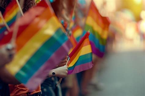 Um desfile de pessoas segurando bandeiras arco íris no estilo de