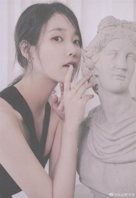 IU - 2023 SEASON'S GREETINGS [MUSEUM] (Originals - Skin tone NOT restored) : r/aiyu