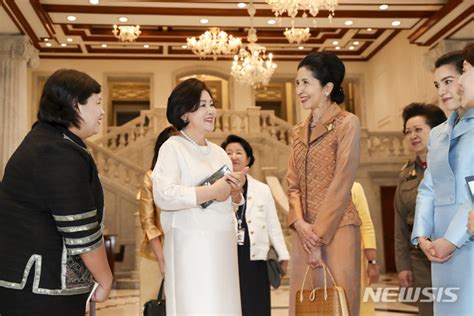 사진으로 보는 김정숙 여사 행보 김정숙 여사 태국 총리 부인과 환담섬유박물관 관람 종합 Zum 뉴스