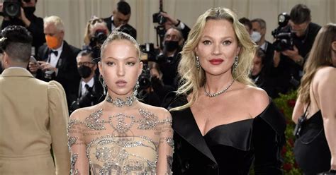 Lila Moss Proudly Shows Off Insulin Pump On The Met Gala Red Carpet