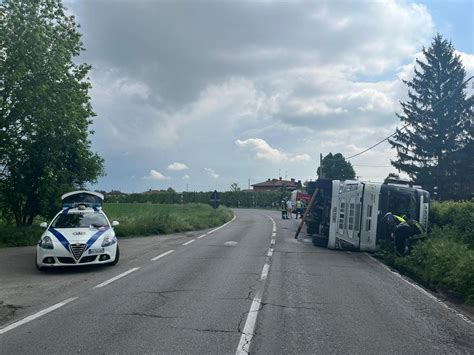 Spilamberto Camion Di Prosciutti Si Ribalta Via Per Castelnuovo