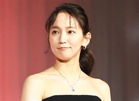 吉岡里帆 大胆なヘソ出しバニーコスに「お手上げ悶絶」「キツネの次はウサギ」と反響芸能デイリースポーツ Online