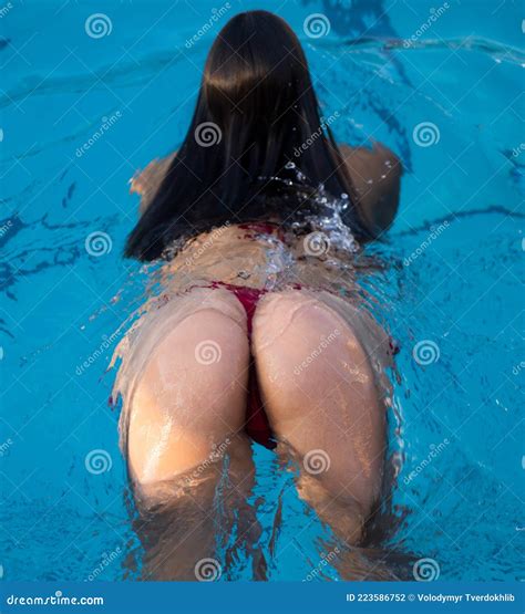 Courbe Sexy Fille Cul En Bikini Dans La Piscine Fesses Sexy Une Jeune Femme Montre Une Belle