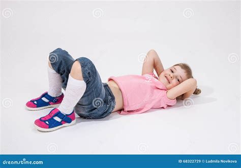 Petite Fille Se Trouvant Sur Le Plancher Image Stock Image Du