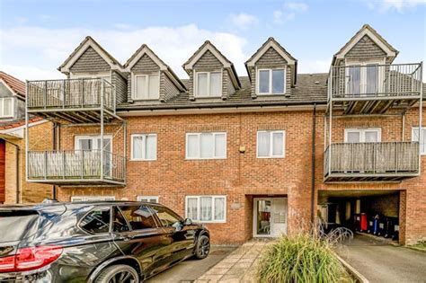 2 Bedroom Apartment For Sale In Chairborough Road High Wycombe Hp12 3qq