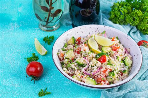 salade de taboulé végétarien avec couscous persil concombre tomate