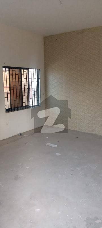 3 BED ROOMS LOUNGE 1st FLOOR PORTION FOR RENT With Roof Gulistan E