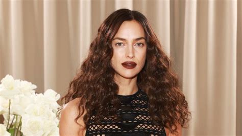 Irina Shayk W Sk Pym Bikini Wprawi A Fan W W Os Upienie Zdj Cia