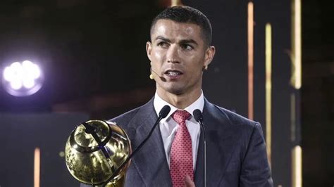 Cristiano Ronaldo Recebe Pr Mio De Melhor Jogador Do S Culo Em Dubai