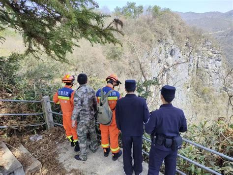 男子被困百米悬崖 池州民警消防联手上演“生死大营救”凤凰网安徽凤凰网