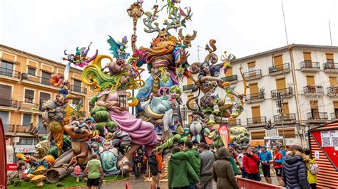 FALLES La falla municipal reflexa la situació del Valencia en un ninot