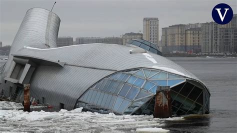 El Hielo Hunde Un Restaurante Flotante En San Petersburgo Youtube