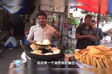 印度街头美食，路边摊的大厨，烹饪炸油饼配咖喱酱的套餐，真香真香大厨美食