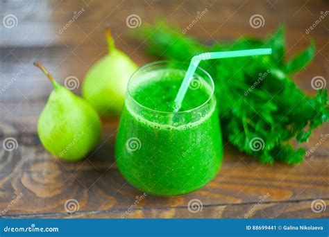 Smoothies Verdes Sanos Del Perejil Y De La Fruta Imagen De Archivo