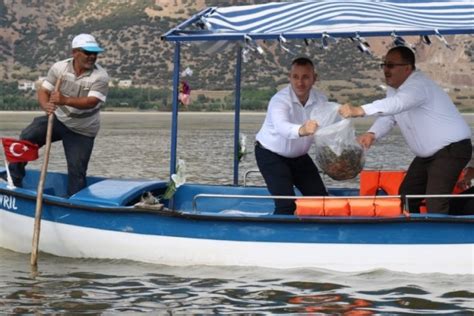 Göle 300 bin adet yavru balık bırakıldı Yaşam Haberleri