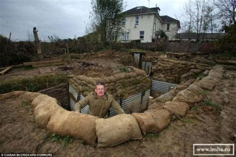 Британский историк устроил окопы образца Первой Мировой в своем дворе.