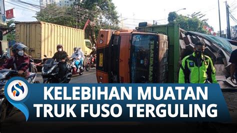 Kecelakaan Truk Fuso Muatan Kardus Terguling Di Sumedang Diduga Muatan