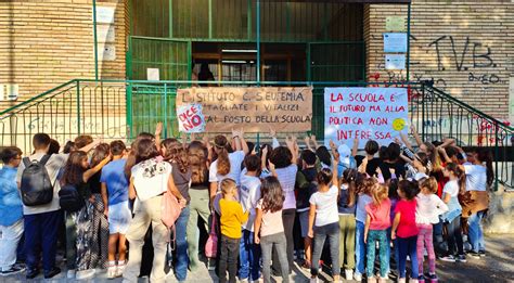 Lamezia Parte La Protesta A Difesa Della Scuola Di Sant Eufemia