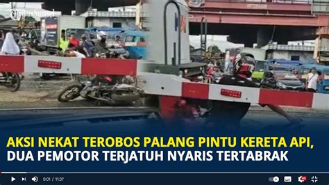 Nekat Terobos Palang Pintu Kereta Api Dua Pemotor Terjatuh Nyaris