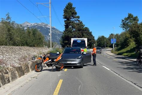 Obwalden Motorradlenker Rutscht Bei Unfall An Auto Vorbei