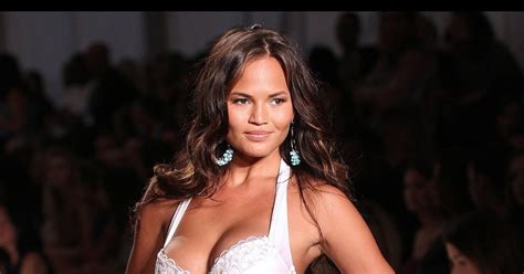 Chrissy Teigen Colapsa Instagram Con Foto En TOPLESS Tras Quitarse