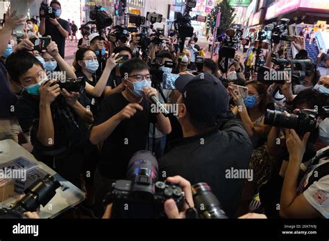 El activista pro democracia Joshua Wong llevaba una máscara mientras se