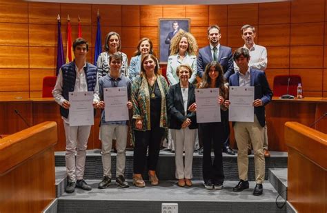 Pozuelo Entrega Cuatro Becas A Alumnos De La Ciudad Para Estudiar En La