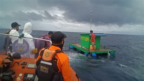 Kapal Dihantam Ombak Di Perairan Mareku Pulau Tidore Kepulauan