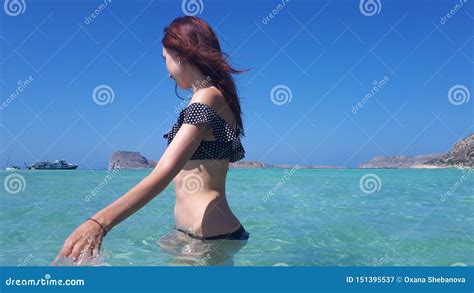 Mujer Feliz Hermosa En Bikini En Agua De La Turquesa Playa De Balos