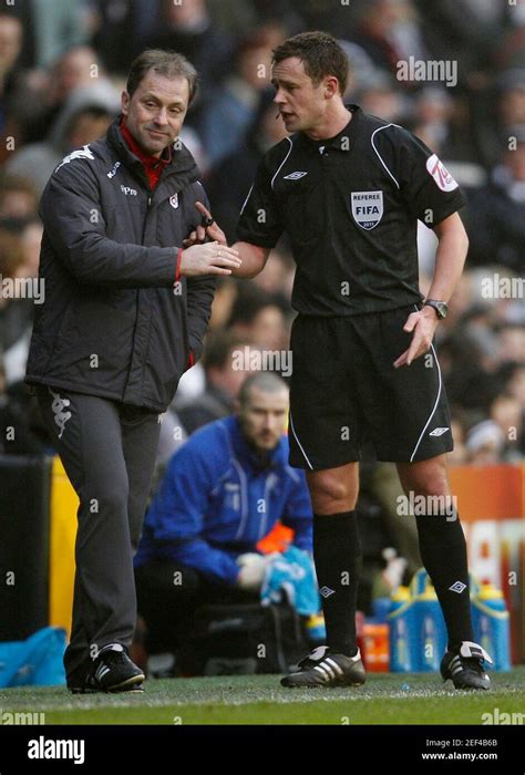 Assistant referee stuart attwell hi-res stock photography and images ...