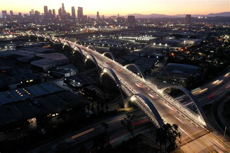 Los Angeles Enne Si Arrampica Su Un Ponte Per Girare Un Video Social