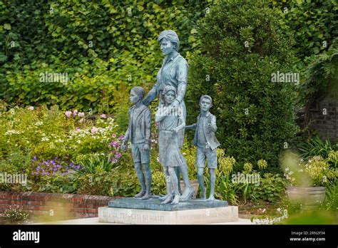 Kensington London Uk August The Sculpture Of Princess Diana At