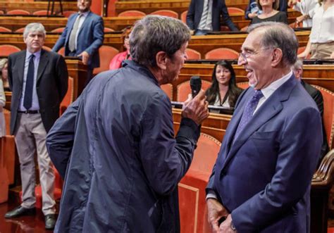 Gianni Morandi In Senato Canta L Inno Di Mameli Foto E Video