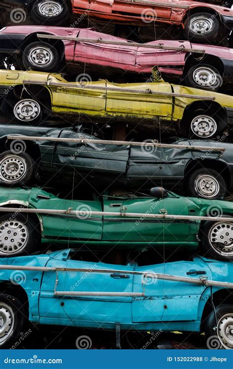 Uma Pilha De Carros Da Sucata Foto De Stock Editorial Imagem De