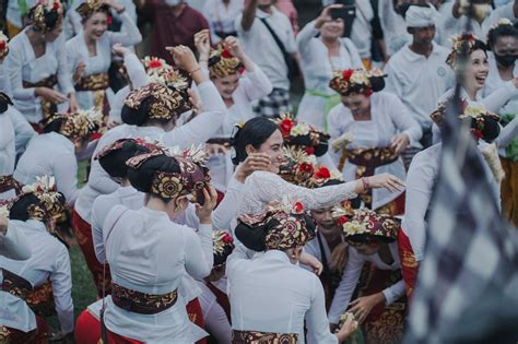 Prosesi Tradisi Siat Tipat Di Desa Adat Kapal Turut Dihadiri Bupati