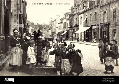 Pont l Abbé Finistère vue générale de la Rue Kéréon habitants en