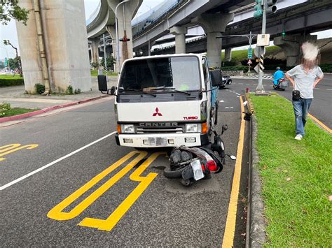 貨車右轉動線遭視線死角竄出機車闖入 女騎士慘摔遭輾過骨盆大腿骨折 民生電子報