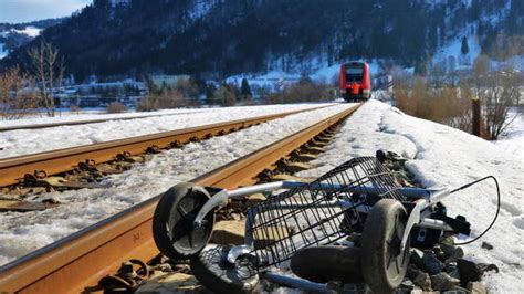 Oberallgäu Tödlicher Unfall Rentnerin will Gleise mit Rollator