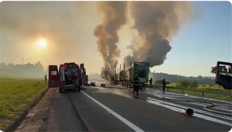 Carreta Carregada Toneladas De Madeira Pega Fogo E Interdita A