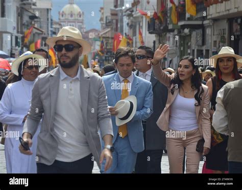 Cuenca Desfile Estudiantil Fiestas Noviembrinas Cuenca Ecuador De