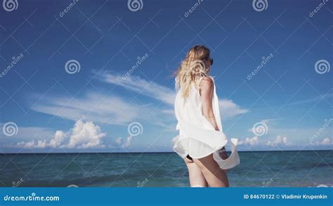 Camminata Di Modello Della Donna Sulla Spiaggia La Bella Bionda In Un