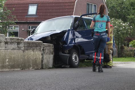 Bestelbus Botst Tegen Betonnen Brug Bestuurder Gewond Noordernieuws