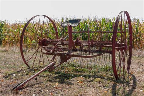 Fermeture D une Vieille Charrue Rouge Trouvée Dans Une Terre Agricole